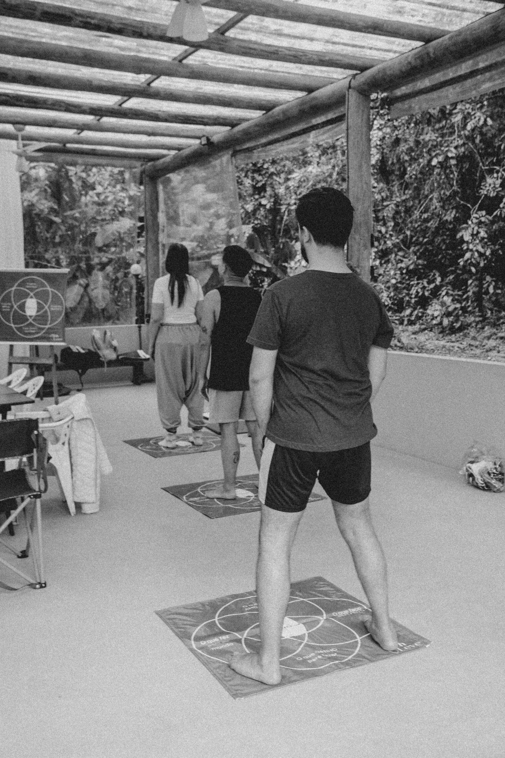 Participantes em prática guiada com a metodologia Ikigai, ao ar livre