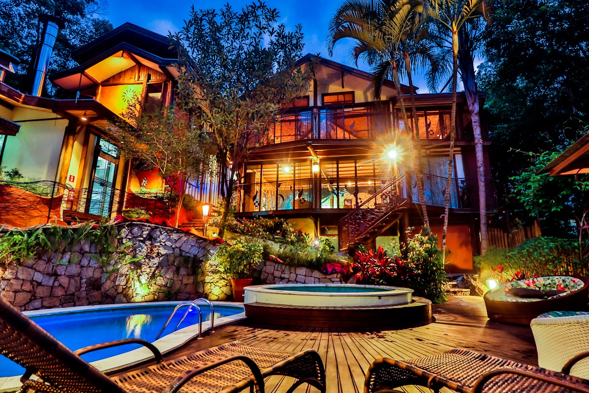 Templo do Ser ao entardecer, piscina e deck